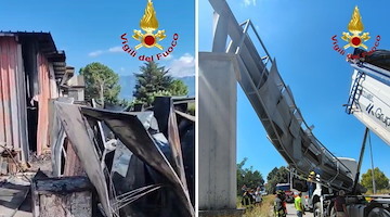 Capannone in fiamme e mezzo pesante contro la segnaletica: doppio intervento dei vigili del fuoco a Campagna