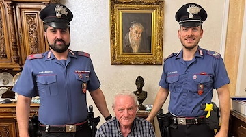 Carabinieri salvano un anziano colto da malore: Luigi li ringrazia a casa sua