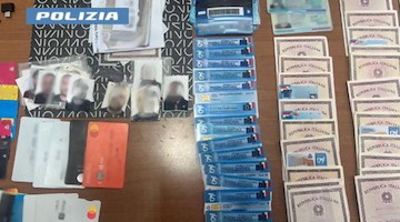 Casalnuovo di Napoli, scoperta una "centrale" di documenti falsi: arrestato un 40enne 
