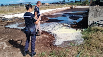 Caseificio sversava reflui acidi nei campi e in un canale consortile: la scoperta nel salernitano 