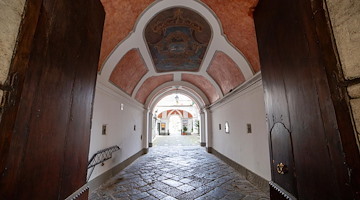 Cava de’ Tirreni, il corso porticato più grande del Sud Italia diventa museo open air col “Giubileo For All”