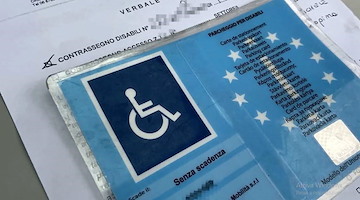 Cava de' Tirreni, parcheggiava l'auto nel posto disabili: multato "furbetto"