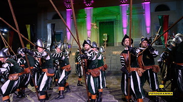 Cava, il Grande Corteo Storico chiude la mostra per le celebrazioni dei 50 anni dell’Associazione Pistonieri-Archibugieri Santa Maria del Rovo