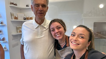 Celebrity Adventures 2025, raccolti oltre 2,7 milioni per la Andrea Bocelli Foundation. Il tenore poi fa tappa ad Amalfi