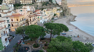 Cetara, il Tar vieta i parcheggi lungo la banchina del porto: «Serve corsia libera per i soccorsi»