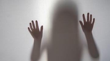 Choc Giugliano, obbligava la compagna 16enne a prostituirsi: arrestato 40enne