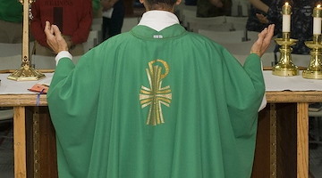 Cilento, prete perseguita una parrocchiana: condannato insieme alla perpetua
