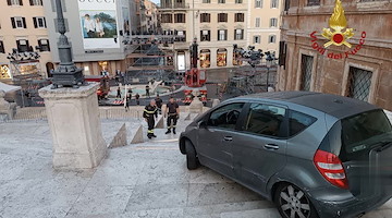 Con l’auto sulla scalinata di Trinità dei Monti: 80enne denunciato a Roma