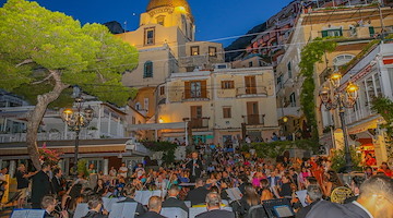 Concerto all'alba sulla Spiaggia Grande di Positano: 10 agosto torna l'Orchestra Filarmonica Costiera Amalfitana