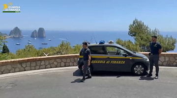 Controlli a tappeto a Capri, Massa Lubrense e Torre del Greco: la Finanza smaschera irregolarità in turismo e commercio