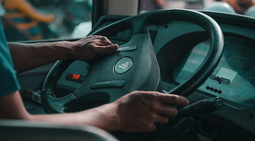 Controlli al trasporto pubblico a Napoli: scoperti 40 bus non in regola e patenti false. Sanzioni da oltre 34mila euro 