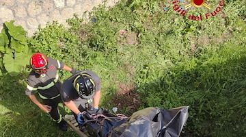 Corpo senza vita trovato in un torrente a Salerno: si tratta di un 42enne 