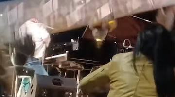 Crolla la struttura delle luci durante il concerto di Raphael Gualazzi: paura ad Agnone Cilento 