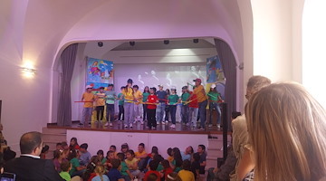 Da Cetara un giro intorno al mondo con lo spettacolo offerto dai bambini delle scuole elementari