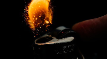 Dà fuoco all'ingresso dei vicini: in ospedale donna incinta, arrestato 78enne a Castellammare di Stabia