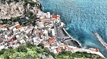 Dal cielo alla terra, la magia di Atrani con l'arcobaleno rosso al tramonto