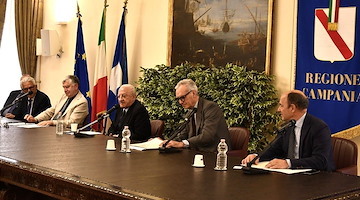De Luca attacca il “campo largo” e scherza sul futuro: «In concorrenza con Trump per il papato»