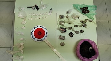 Donna arrestata a Sarno per spaccio di droga lungo l'argine del fiume