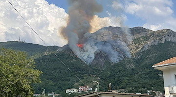 Dopo gli incendi, le Giubbe Rosse Tramonti da tre giorni al lavoro sul fronte di Pietrapiana