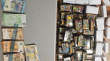 Droga "sotto ghiaccio" e 20.000 euro nel bracciolo: corriere arrestato sull’A1