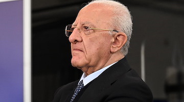 Elezioni Campania, De Luca: «Non vi dico se mi candido in Consiglio regionale: prendo 10 anni di vita e li butto in mare?»