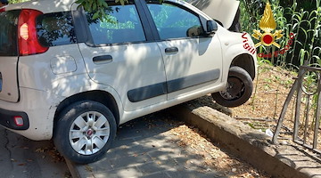 Ennesimo incidente a Salerno, auto si schianta contro albero e ringhiera: soccorsa una donna 
