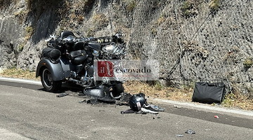Erchie, moto contro roccia sulla Statale 163 Amalfitana: feriti i due occupanti