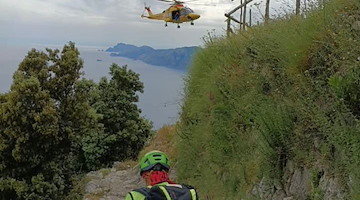 Escursionista 75enne precipita sul Sentiero degli Dèi: salvato in elicottero