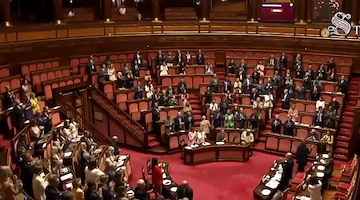 Femminicidio, via libera del Senato al nuovo reato: ergastolo per chi uccide una donna “in quanto donna”