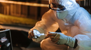 Ferrara, avvolge il cadavere della madre nel cellophane e lo nasconde per incassare la pensione