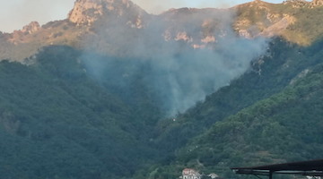 Fiamme all’alba a Tramonti, incendio nel vallone tra Ferriera e Paterno Sant’Elia