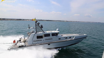 Finanza ferma catamarano al largo di Bari: a bordo un latitante internazionale ricercato per frode finanziaria e riciclaggio