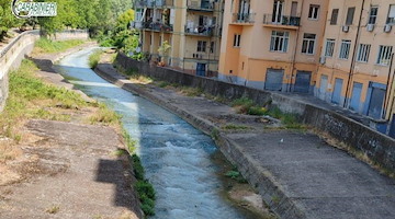 Fiume Irno, acque biancastre: denunciato il responsabile di una ditta per sversamenti illeciti