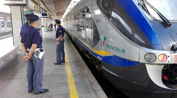 Follia a Napoli Centrale: morde un addetto alla sicurezza e aggredisce i poliziotti