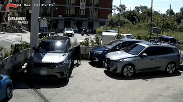 Furti di auto di lusso a Napoli e in Campania: sgominata la Banda dell’AirTag, quattro arresti 