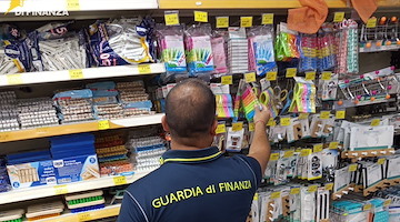 Giocattoli e detergenti pericolosi per i bimbi: 6000 prodotti sequestrati dopo blitz della Finanza ad Avellino