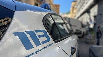 Giovane donna rapinata e minacciata, arrestato 31enne a Salerno: aveva refurtiva e cocaina
