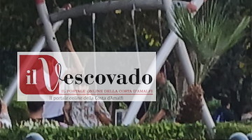 Giovani sulle altalene dei più piccoli: nuove segnalazioni a Maiori