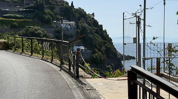 Grave incidente in Costiera Amalfitana: giovane cavese si schianta in moto, è in condizioni critiche