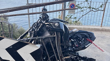 Grave incidente nella notte sulla SS163: giovane centauro trasferito in eliambulanza in ospedale
