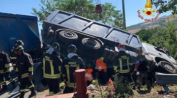 Grave incidente sulla Basentana: scontro tra due camion, feriti i conducenti