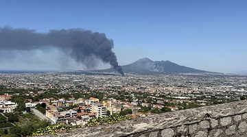 Grosso incendio tra le province di Napoli e Salerno: colonna di fumo nero visibile a chilometri di distanza 