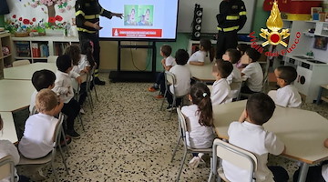 I piccoli della Giacomo Costa di Salerno “spengono il fuoco” con i Vigili del Fuoco: emozione, gioco e formazione al Parco Pinocchio