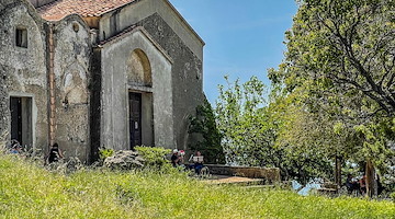 “I Suoni degli Dei”: 31 maggio a Praiano la chitarra di Cherubino Fariello incanta Santa Maria a Castro
