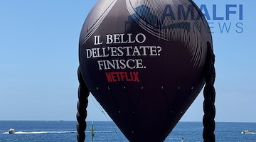 “Il bello dell’estate? Finisce”: ad Amalfi l'installazione di Netflix per il ritorno di Mercoledì Addams
