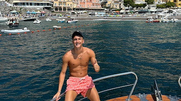 Il calciatore Unai Hernández sceglie la Costiera Amalfitana per le sue vacanze estive
