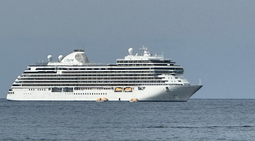 In Costiera Amalfitana ecco la nave da crociera di lusso Seven Seas Grandeur