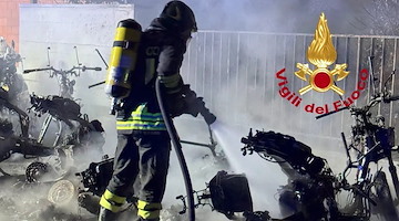 Incendia il motorino del fratello, in fiamme anche altri motocicli e un'auto: arrestato 46enne a Napoli