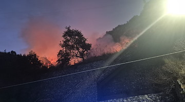 Incendio a Conca dei Marini: fiamme in un’area di macchia mediterranea