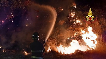 Incendio a San Mango Piemonte: in fiamme la macchia mediterranea